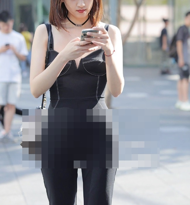 Tuy nhiên, chẳng hiểu vì lý do gì không ít người thường chọn jumpsuit có thiết kế ôm sát nên lại càng dễ gặp sự cố.