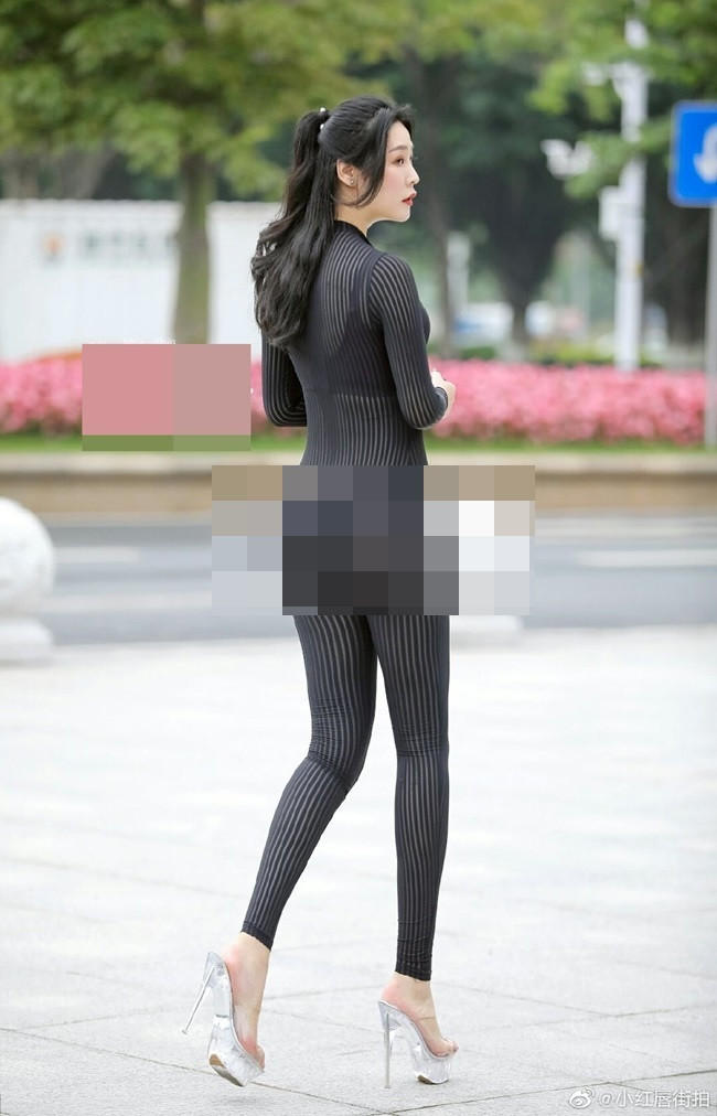 Đẹp đẽ chưa thấy đâu nhưng những bộ jumpsuit mới đây bị xếp vào loạt trang phục bất tiện, gây phiền phức. Thậm chí, còn thời trang phản cảm khi bó sát vào cơ thể để lộ những vùng nhạy cảm.