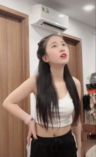 Sau clip nhảy theo bài nhạc Hạ Còn Vương Nắng, kênh TikTok của Tiểu Hý bỗng chốc trở thành tâm điểm gây sốt toàn cõi mạng.