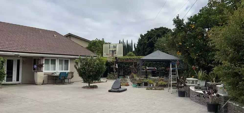 Một góc cơ ngơi của gia đình Hà Thanh Xuân tại Mỹ.