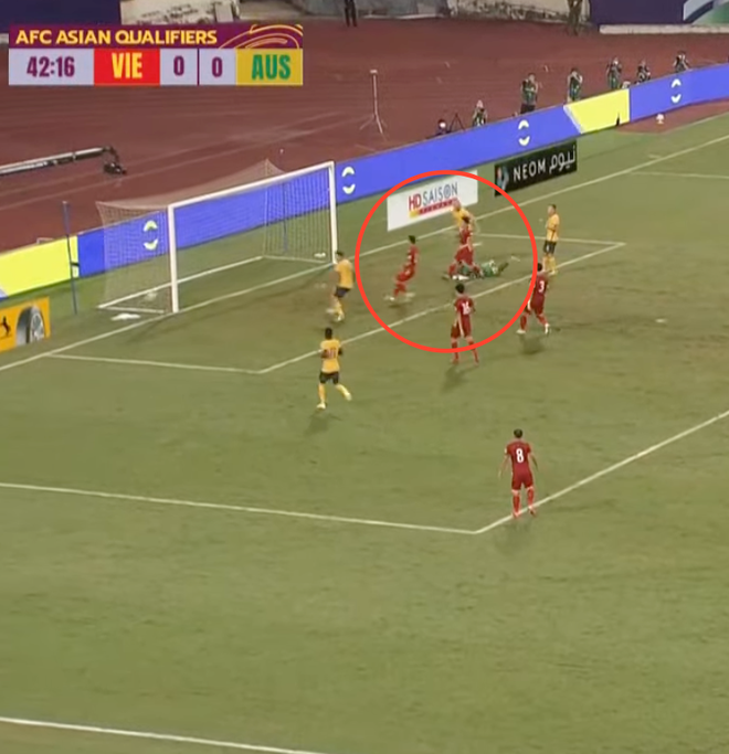 Đáng tiếc thay, trong một tình huống ở những phút cuối hiệp 1, Australia đã ghi được 1 bàn thắng vào lưới đội tuyển Việt Nam.