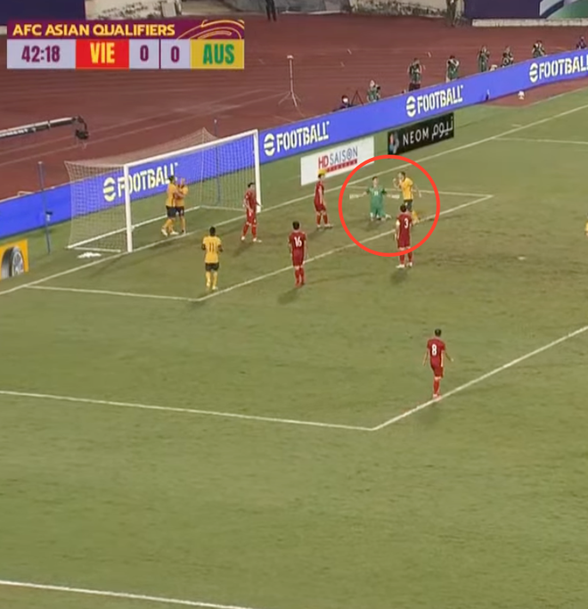 Trong giây phút đó, thủ môn Đặng Văn Lâm khiến nhiều người chú ý bởi hành động đầy bất lực và gương mặt lộ rõ sự buồn bã.