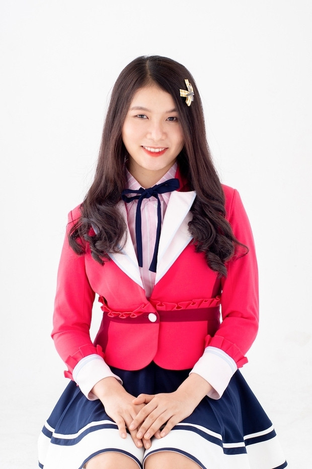 Hot girl sinh năm 2001 trở thành hiện tượng mạng, thậm chí còn được cho là “hệ tư tưởng” nhờ những đoạn clip khoe vũ đạo. Có thời điểm, netizen còn rủ nhau đu trend học lắc hông giống như Xuân Ca vì quá “bánh cuốn”.