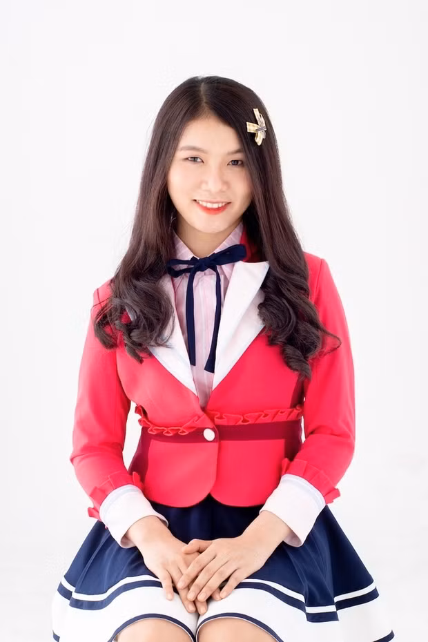 Hot girl sinh năm 2001 trở thành hiện tượng mạng, thậm chí còn được cho là “hệ tư tưởng” nhờ những đoạn clip khoe vũ đạo. Có thời điểm, netizen còn rủ nhau đu trend học lắc hông giống như Xuân Ca vì quá “bánh cuốn”.