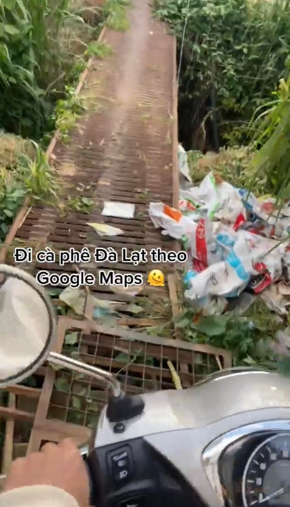 Chẳng biết có qua ải thành công hay không nhưng nhìn bộ dạng ai cũng nhếch nhác, tay chân, quần áo, giày dép đều lấm lem bùn đất là đủ biết chuyến đi này “nhớ đời” ra sao.