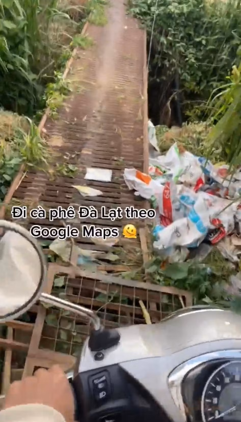 Chẳng biết có qua ải thành công hay không nhưng nhìn bộ dạng ai cũng nhếch nhác, tay chân, quần áo, giày dép đều lấm lem bùn đất là đủ biết chuyến đi này “nhớ đời” ra sao.