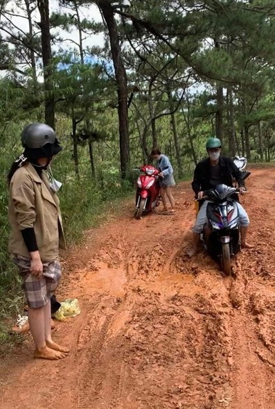 Mới đây, một nhóm bạn 4 người đã quyết định dùng xe máy để di chuyển ở Đà Lạt dưới sự chỉ đường của “chị Google”. Song không hiểu xem hướng dẫn thế nào, những người này lại đi thẳng vào một con đường đầy bùn đất.