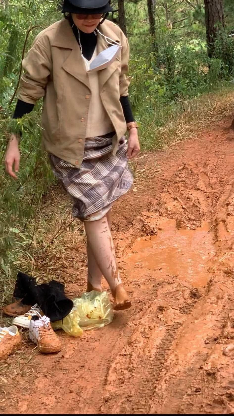 Địa hình quá “khó nhằn” khiến các bạn trẻ người thì xuống đẩy xe lội bùn, người thì cố gắng vít ga hết tốc lực để qua được những đoạn sụt lún.