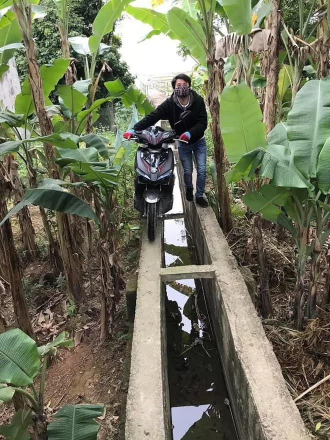 Trước đó, một chàng trai cũng đăng lên trang cá nhân đoạn clip du lịch Đà Lạt cùng dòng trạng thái: “Đi cà phê Đà Lạt theo Google Map. Một đứa dám chỉ, một đứa dám đi.”