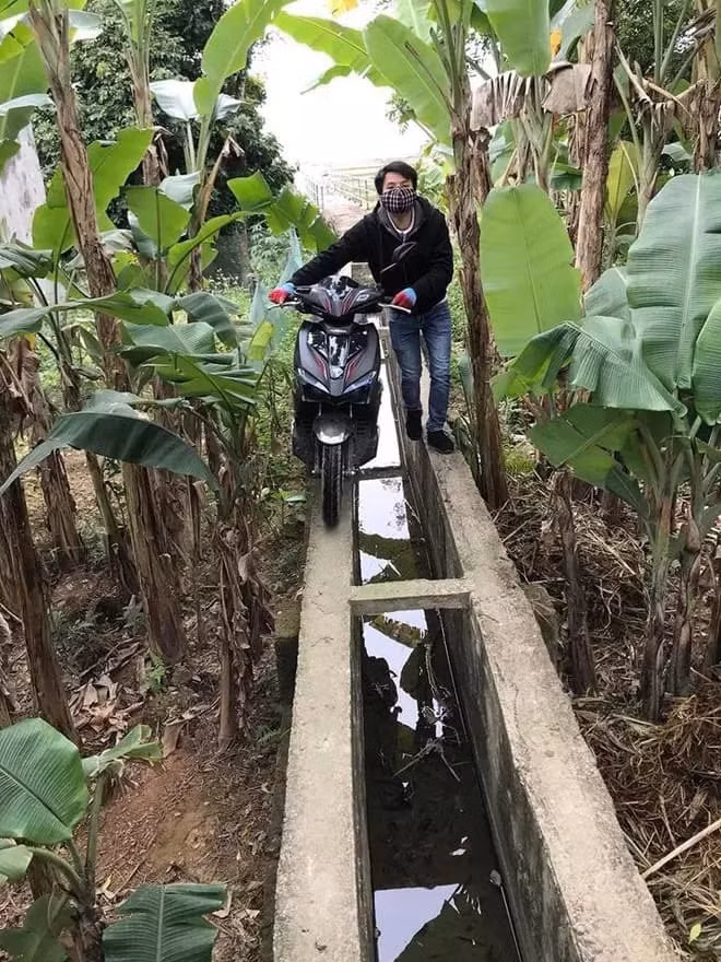 Trước đó, một chàng trai cũng đăng lên trang cá nhân đoạn clip du lịch Đà Lạt cùng dòng trạng thái: “Đi cà phê Đà Lạt theo Google Map. Một đứa dám chỉ, một đứa dám đi.”