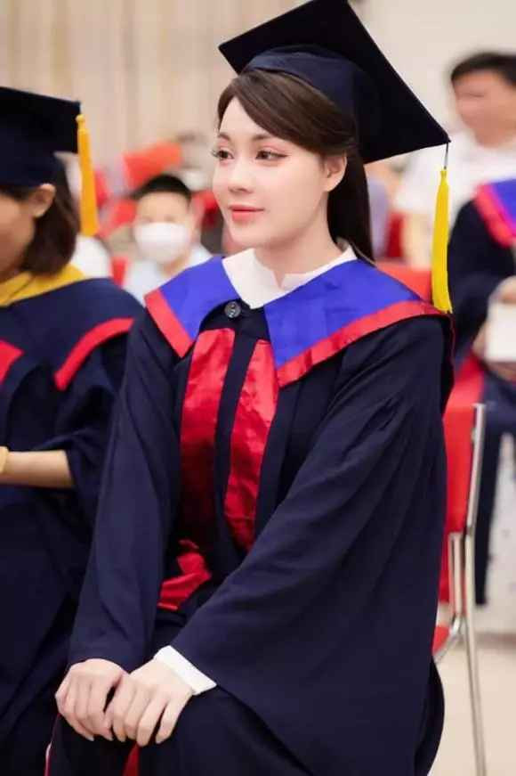 Ở phần bình luạn bài đăng, rất nhiều người thán phục trước khả năng học tập của cô giáo hot girl.