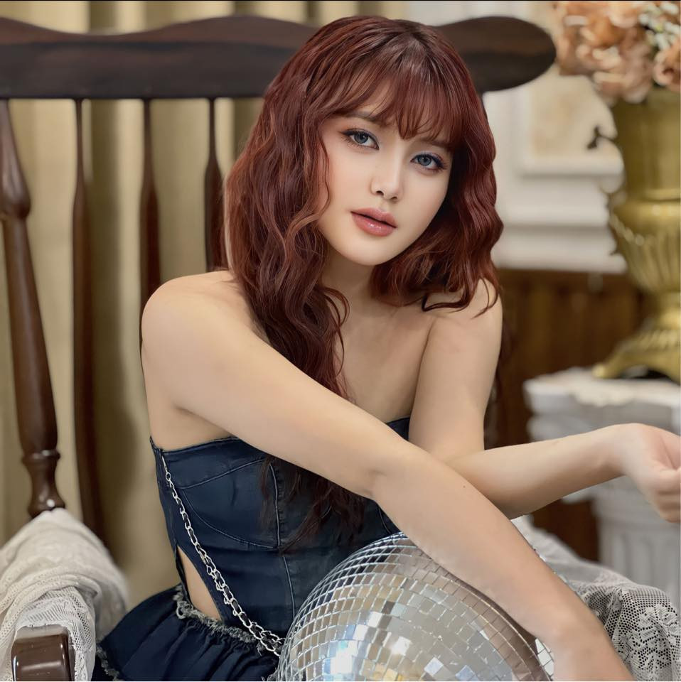 Chăm chỉ, nỗ lực trong học tập, lên cấp 2, Anh Thơ theo học tại Trường PTDT nội trú Ngân Sơn, cũng từ đây khả năng âm nhạc của cô gái đã bộc lộ qua các chương trình văn nghệ trong trường.