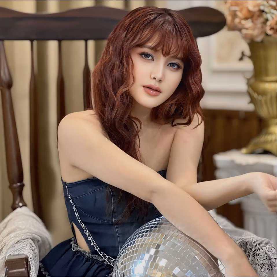 Chăm chỉ, nỗ lực trong học tập, lên cấp 2, Anh Thơ theo học tại Trường PTDT nội trú Ngân Sơn, cũng từ đây khả năng âm nhạc của cô gái đã bộc lộ qua các chương trình văn nghệ trong trường.