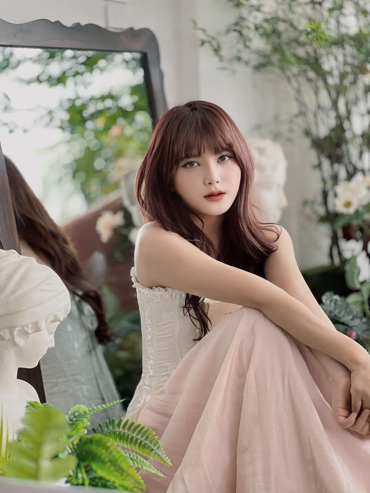 Anh Thơ sinh ra và lớn lên ở huyện Ngân Sơn, tuổi thơ của cô gắn với sự tần tảo và vất vả của bố mẹ.