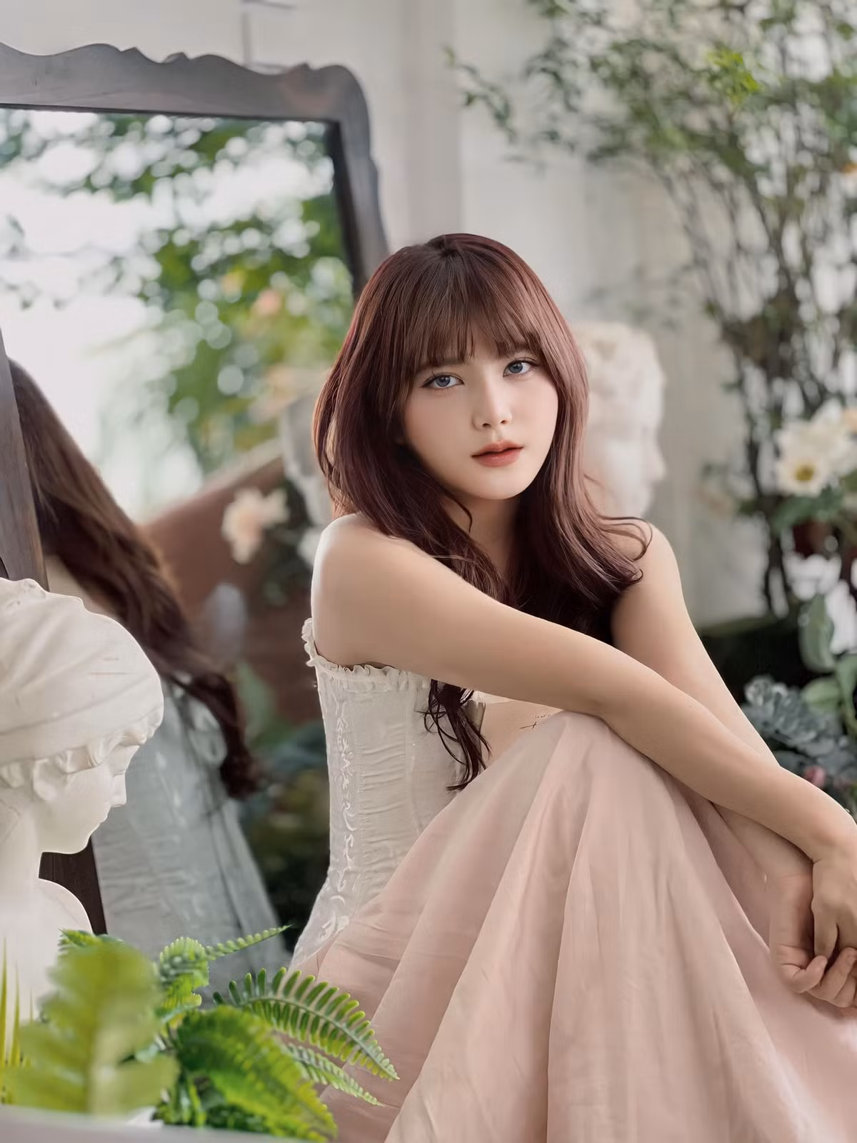 Anh Thơ sinh ra và lớn lên ở huyện Ngân Sơn, tuổi thơ của cô gắn với sự tần tảo và vất vả của bố mẹ.