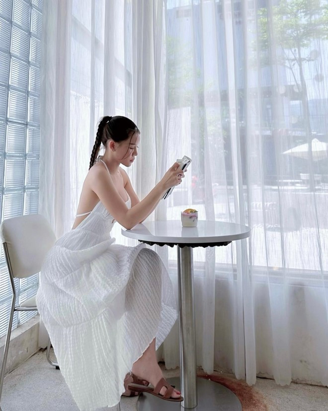 Thời gian gần đây, cặp đôi dần cởi mở hơn về mối quan hệ của mình. Yến Xuân công khai xuất hiện bên cạnh Văn Lâm tại Gala Quả bóng vàng 2023. Tại sự kiện này, người đẹp nắm tay mẹ bạn trai một cách thân thiết, sau đó cùng gia đình anh chụp ảnh chung tại thảm đỏ.