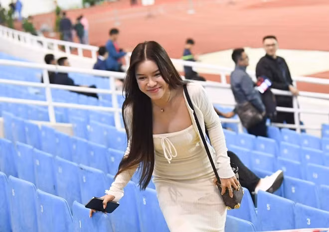 Trên trang cá nhân, Yến Xuân thoải mái đăng tải video về Văn Lâm, khoảnh khắc anh chàng thưởng thức các món ăn Việt Nam, tập luyện, thi đấu trên sân cỏ…