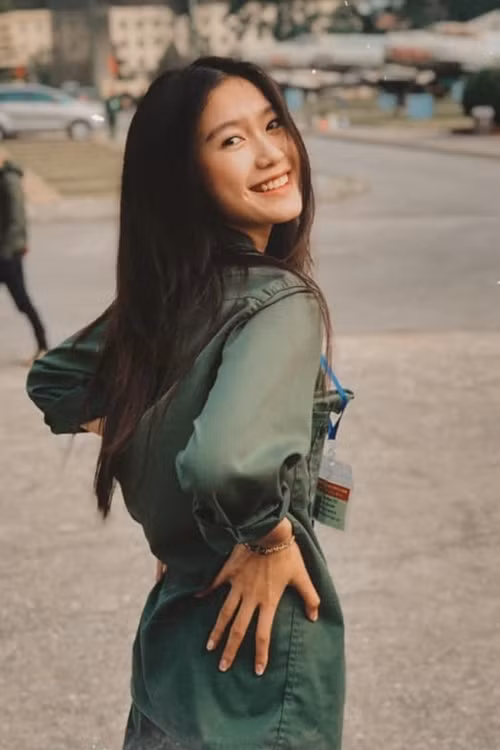 Được biết suốt 12 năm liền Hải My đều là học sinh giỏi, không chỉ có vậy, 3 năm cấp 3, cô nàng liên tục đạt điểm tổng kết môn Văn cao nhất khối. Cô nàng còn thành thạo piano, có năng khiếu vẽ, hát, múa từ nhỏ, cô cũng đạt 7.0 kỳ thi IELTS và thành thạo giao tiếp tiếng Trung.