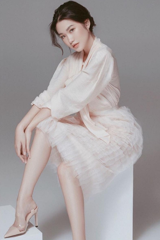 Dường như ít có sự khác biệt hơn nhưng hình BTC chụp vẫn kém sắc sảo và ít thon gọn hình của Doãn Hải My.