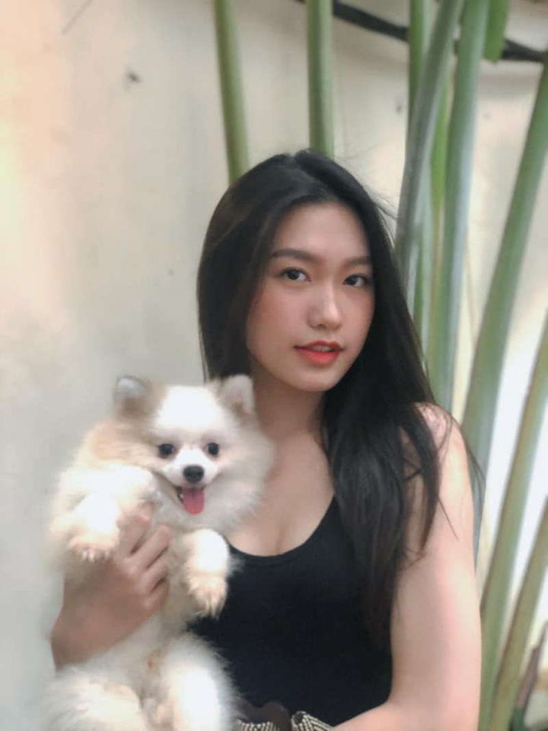 Hải My không chỉ sở hữu nhan sắc xinh đẹp, profile Văn hay đàn giỏi mà còn nhận về sự quan tâm với tin đồn hẹn hò bí mật cầu thủ Đoàn Văn Hậu.