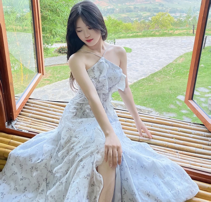 Nói về bộ ảnh cùng hoa sen, Vàng Thị Sinh cho hay cô tự lên ý tưởng về trang phục, tự make up và thuê người chụp hình. Lựa chọn trang phục đơn giản nên cô không gặp nhiều khó khăn khi kết hợp hay tạo dáng với sen.