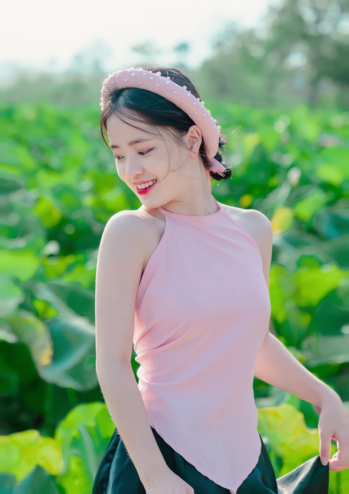 Trong hình, Vàng Thị Sinh mặc thiết kế áo yếm màu hồng, váy đụp màu đen phối cùng mấn đội đầu. Sự kết hợp đơn giản làm tôn lên vẻ đẹp trong trẻo, với nụ cười tươi duyên dáng và làn da trắng mịn của cô gái này.