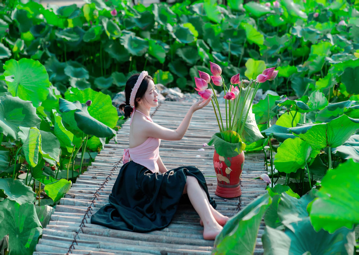 Từ cách tạo dáng khéo léo đến thần thái trong mỗi bức ảnh của Vàng Thị Sinh đều được cư dân mạng khen ngợi.