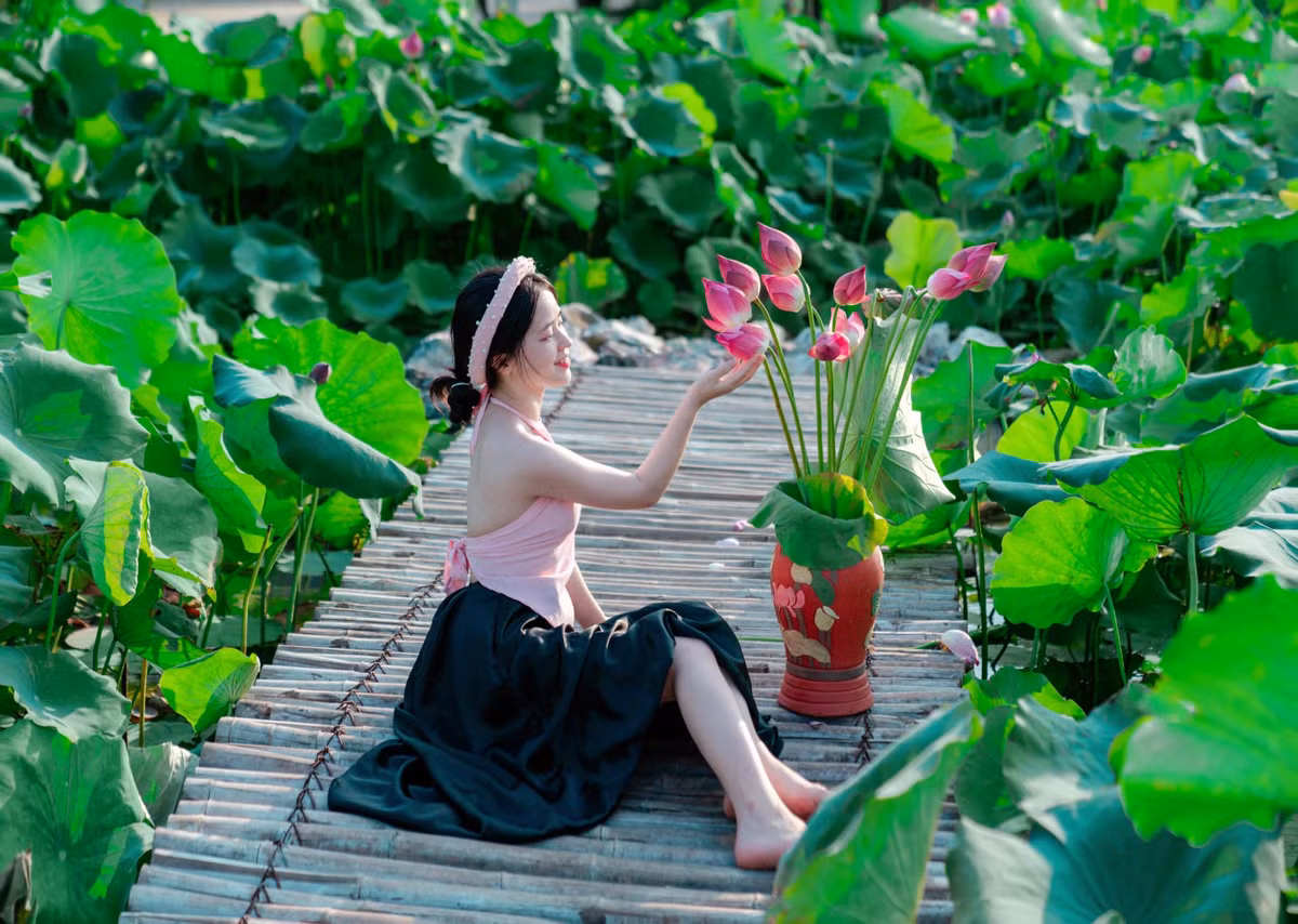 Từ cách tạo dáng khéo léo đến thần thái trong mỗi bức ảnh của Vàng Thị Sinh đều được cư dân mạng khen ngợi.