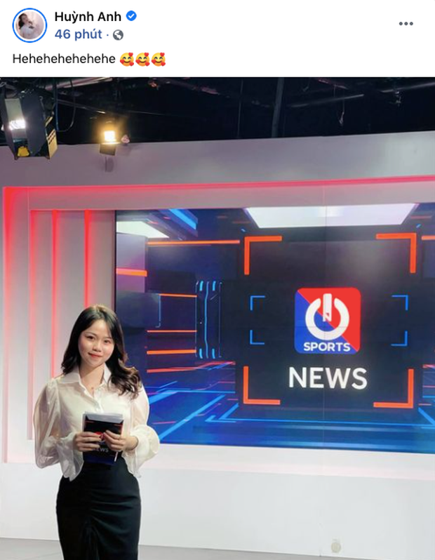 Sáng nay (20/7), cả cõi mạng đã được phen ngỡ ngàng, ngơ ngác đến bật ngửa khi Huỳnh Anh - bồ cũ Quang Hải khoe ảnh làm biên tập viên một chương trình thể thao.