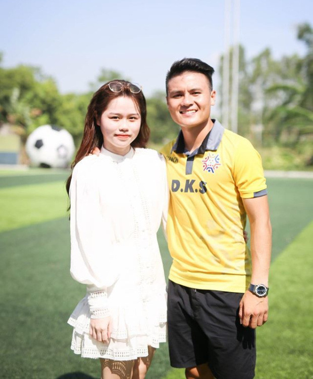 Màn hình phía sau lưng bạn gái cũ Quang Hải gây chú ý với dòng chữ "Sport News" (Bản tin thể thao) như thay lời giới thiệu của cô nàng về cương vị mới.