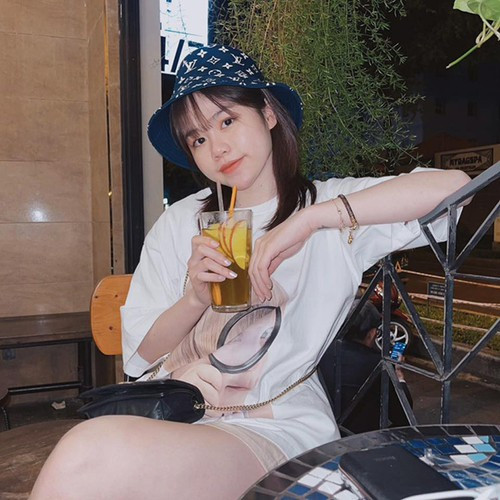 Tuy nhiên, cũng không loại trừ khả năng đây chỉ là "cú lừa" của Huỳnh Anh, biết đâu cô nàng này chỉ đang đăng ảnh "sống ảo".