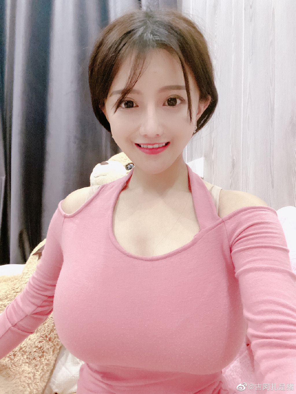 Guazza là cái tên rất được hâm mộ trên nền tảng livestream Huya. Không chỉ sở hữu kỹ năng chơi game thượng thừa, cô nàng còn khiến các fan chú ý bởi vóc dáng gợi cảm cũng như gương mặt xinh đẹp của mình.