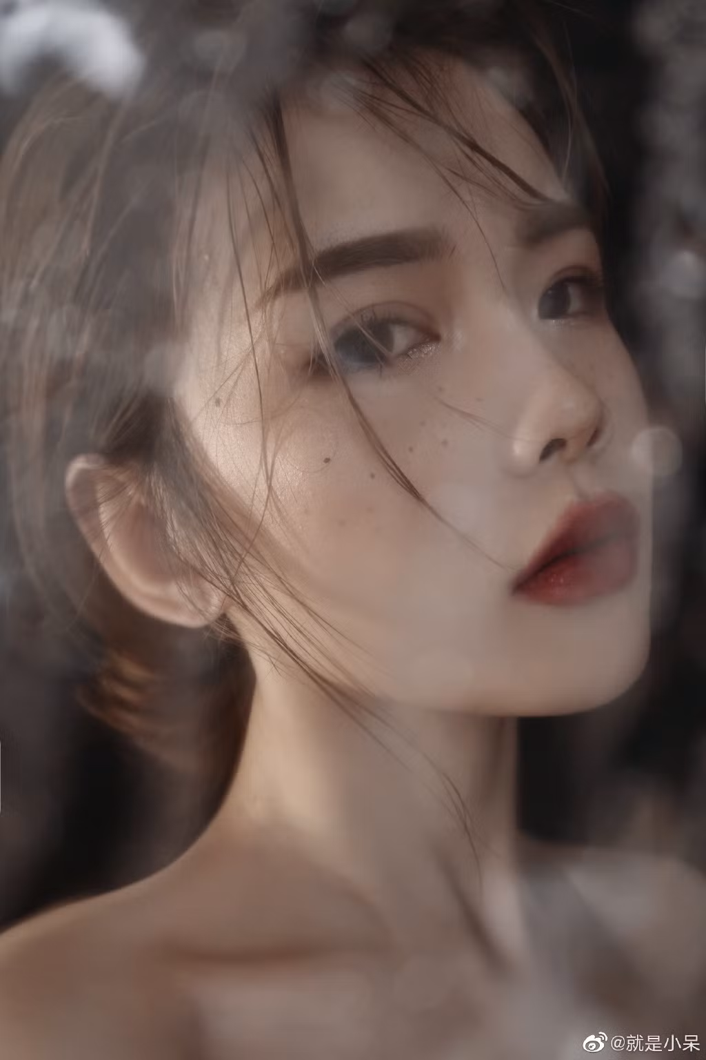 Từng là hình mẫu làm đẹp của các cô gái và là thước đo tiêu chuẩn người bạn gái đẹp trong mắt các chàng trai, Tiểu Ngai - nữ thần Tiktok với hơn 1 triệu người theo dõi bị ném đá dữ dội khi để lộ gương mặt thật kém sắc hơn hẳn so với những hình ảnh cô từng đăng tải.