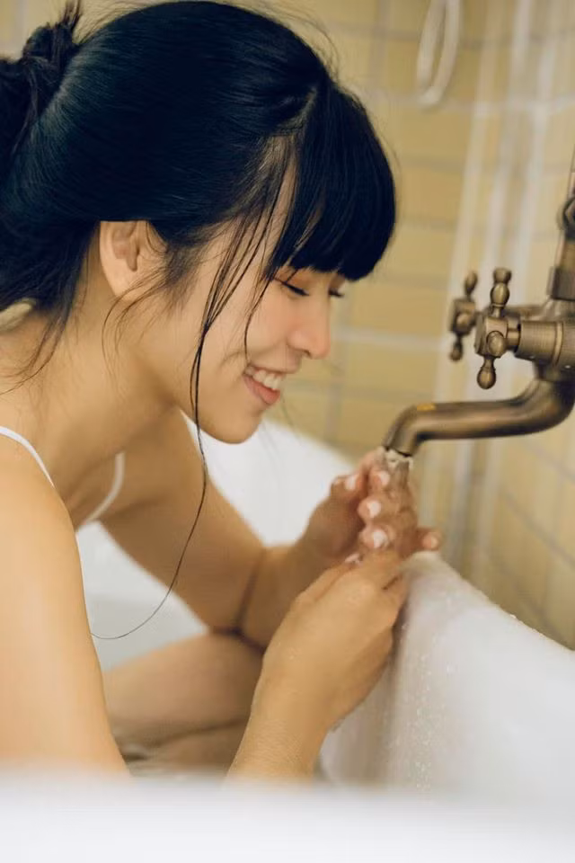 Khánh Vân sở hữu khuôn mặt trẻ con mũm mĩm với đôi má lúm đồng tiền duyên dáng, thế nhưng body của cô nàng lại ngược hẳn.