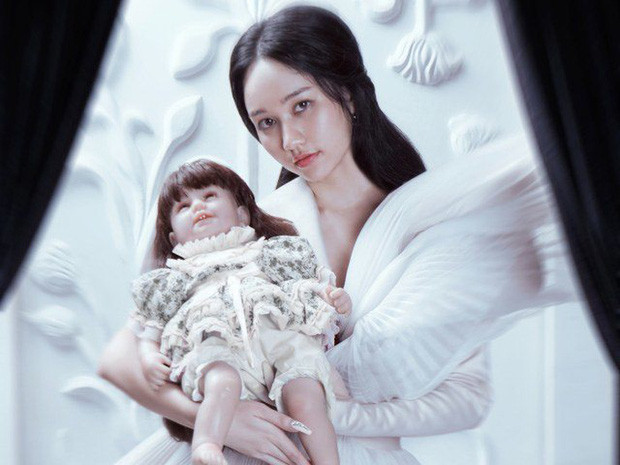 Xuất hiện với vẻ ngoài huyền bí, đôi mắt vẫn là điểm nhấn hút người trên gương mặt xinh đẹp, nhưng mắt làm nên tên tuổi Trúc Anh trong "Mắt Biếc" không còn vẻ trong sáng mơ màng mà lại lộ rõ sự bí ẩn, táo bạo và cá tính đến bất ngờ.