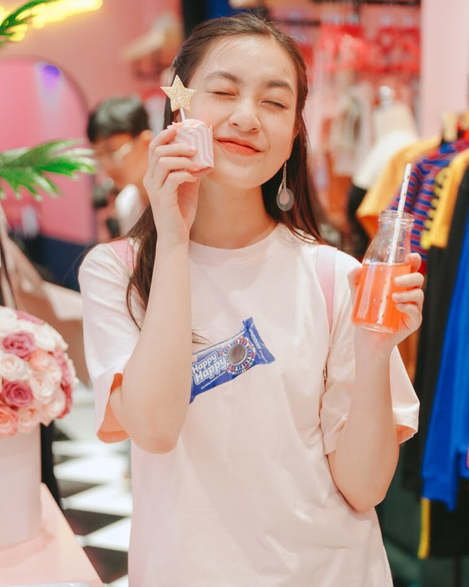 Nguyễn Lâm Thảo Tâm là nàng hot girl Mắt Biếc gây ấn tượng với vai cô giáo Hồng. Sở hữu gương mặt đáng yêu cùng thân hình không chỗ chê, cô bạn này thu hút sự chú ý của dân mạng.