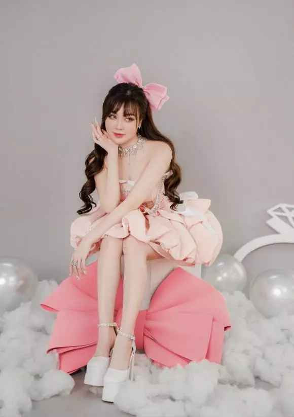 Trong ảnh, cô giáo hot girl diện váy màu hồng điệu đà, toàn bộ phụ kiện trên người cũng trùng với màu trang phục.