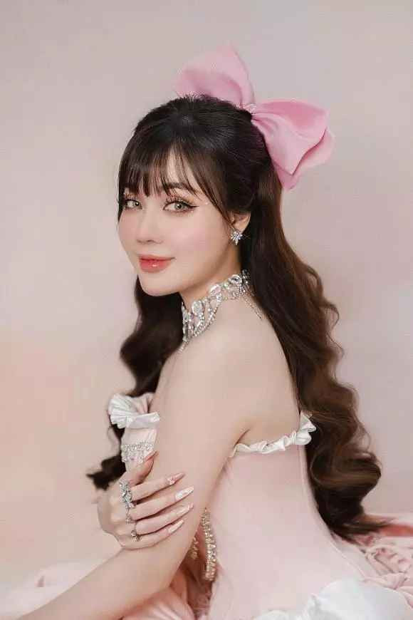 "Em thích anh khi mỉm cười, nhưng em thích khi em là lý do", cô giáo Âu Hà My đăng status kèm theo loạt ảnh.