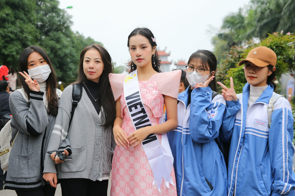 Dàn Hoa hậu Du lịch thế giới khoe sắc festival hoa Mê Linh - Hình 6 Dan Hoa hau Du lich the gioi khoe sac festival hoa Me Linh-Hinh-6