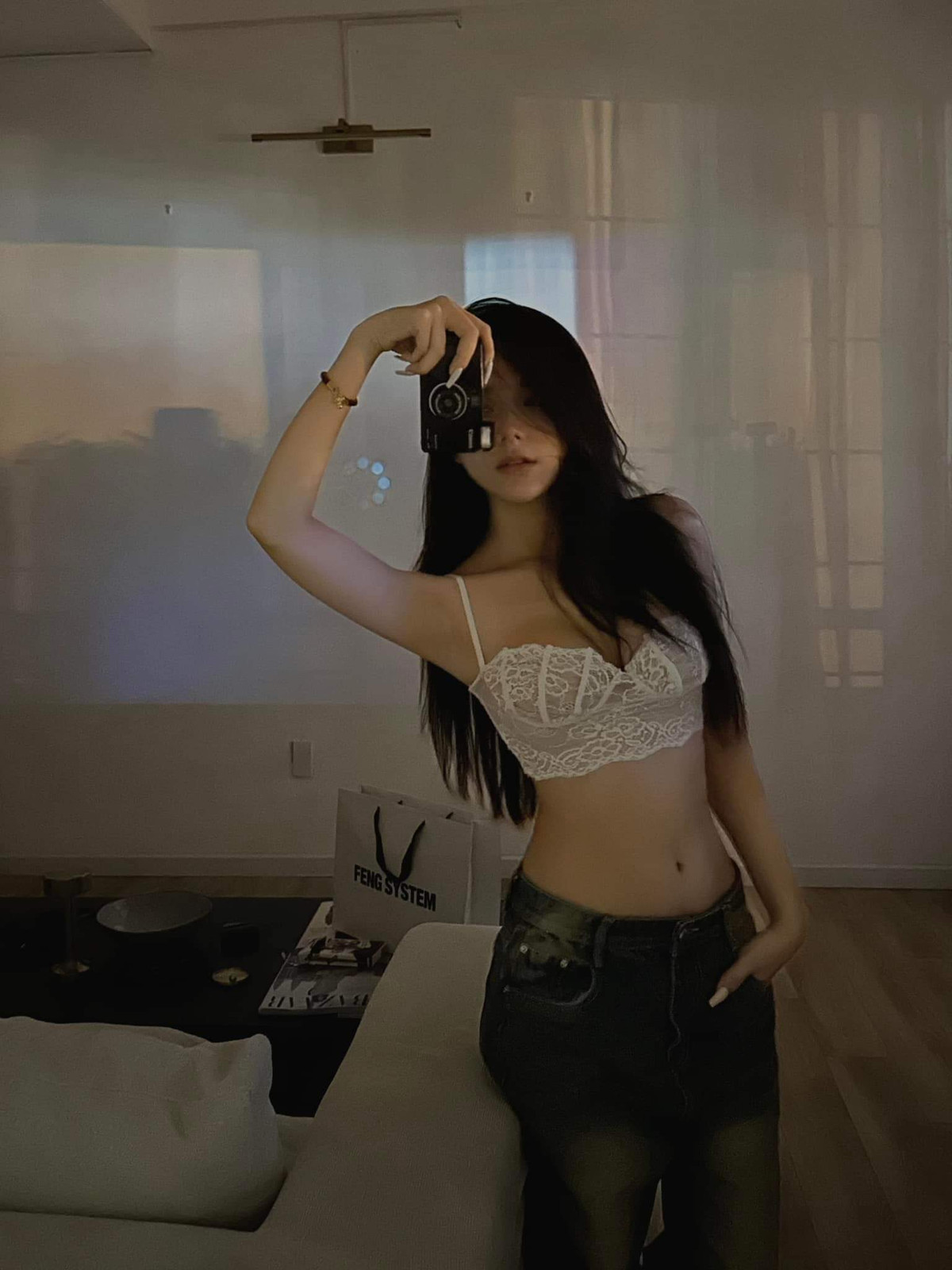 Thúy Hằng có số đo 3 vòng là 90-58-88 cùng chiều cao 1m65. Năm 2021. một số trang tin của Trung Quốc đăng tải những hình ảnh của cô gái Việt cùng lời ngợi khen cho nhan sắc "xinh như hoa" của cô nàng.