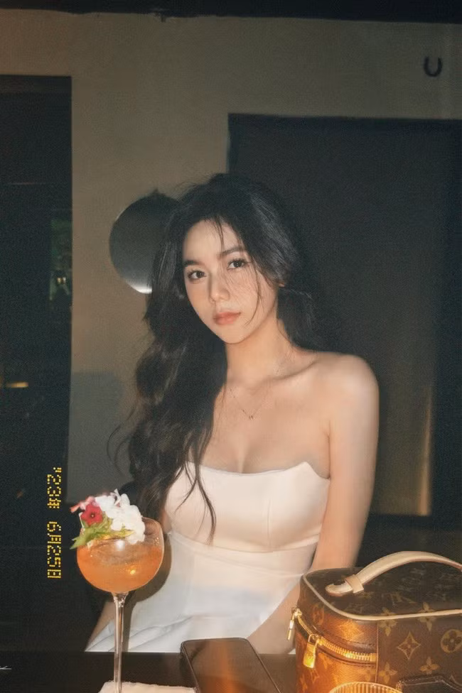 Thúy Hằng từng chia sẻ, từ những ngày học cấp 3 cô đã chăm chỉ luyện tập một số bộ môn như yoga và gym để có vóc dáng đẹp và tinh thần được thư giãn thoải mái. Thói quen này vẫn được cô duy trì cho đến khi lên đại học, thay đổi môi trường sống.