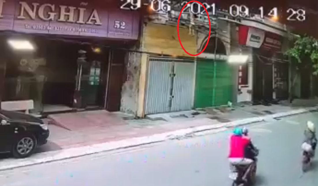 Mới đây, nhiều thành viên mạng chia sẻ đoạn clip thót tim ghi lại cảnh một bé gái rơi từ ban công tầng 2 xuống đất. Rất may mắn ở thời điểm này, người đi đường phát hiện đã nhanh chóng chạy đến chụp trúng cháu bé.