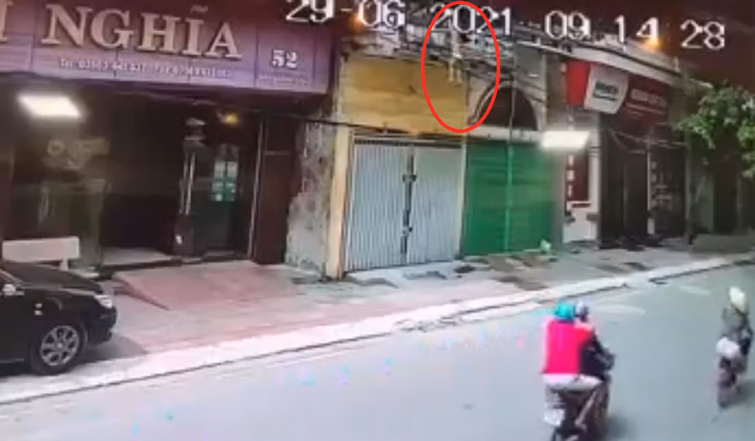Mới đây, nhiều thành viên mạng chia sẻ đoạn clip thót tim ghi lại cảnh một bé gái rơi từ ban công tầng 2 xuống đất. Rất may mắn ở thời điểm này, người đi đường phát hiện đã nhanh chóng chạy đến chụp trúng cháu bé.