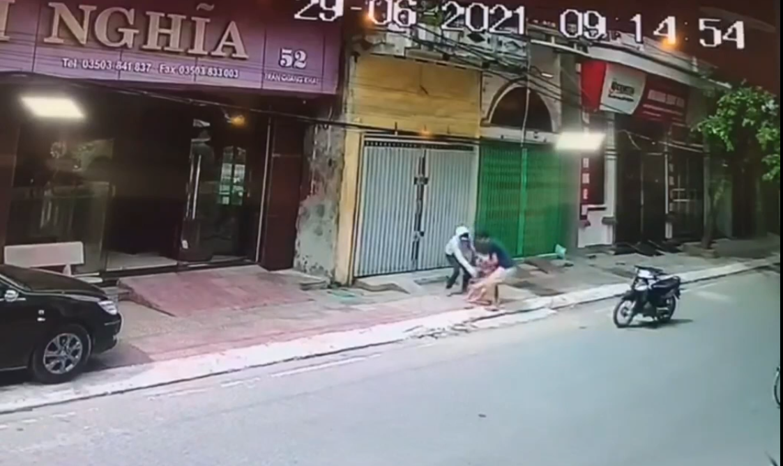 Sau đó, nhiều người dân xung quanh đến hỏi thăm sự việc, người thân của cháu từ bên ngoài hớt hải chạy đến bế cháu.