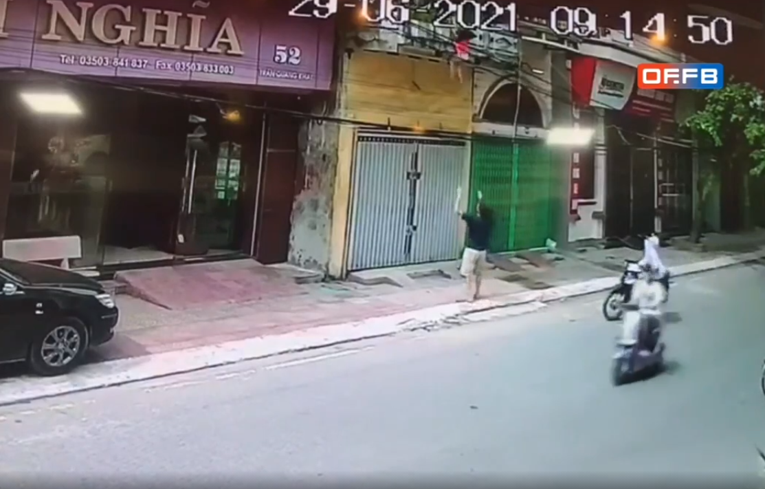 Lúc này, một thanh niên lái xe đạp trên đường nhìn thấy cảnh tượng thót tim, đã nhanh chóng dựng xe và tiến đến khu vực phía dưới ban công, nơi bé gái đang lơ lửng.