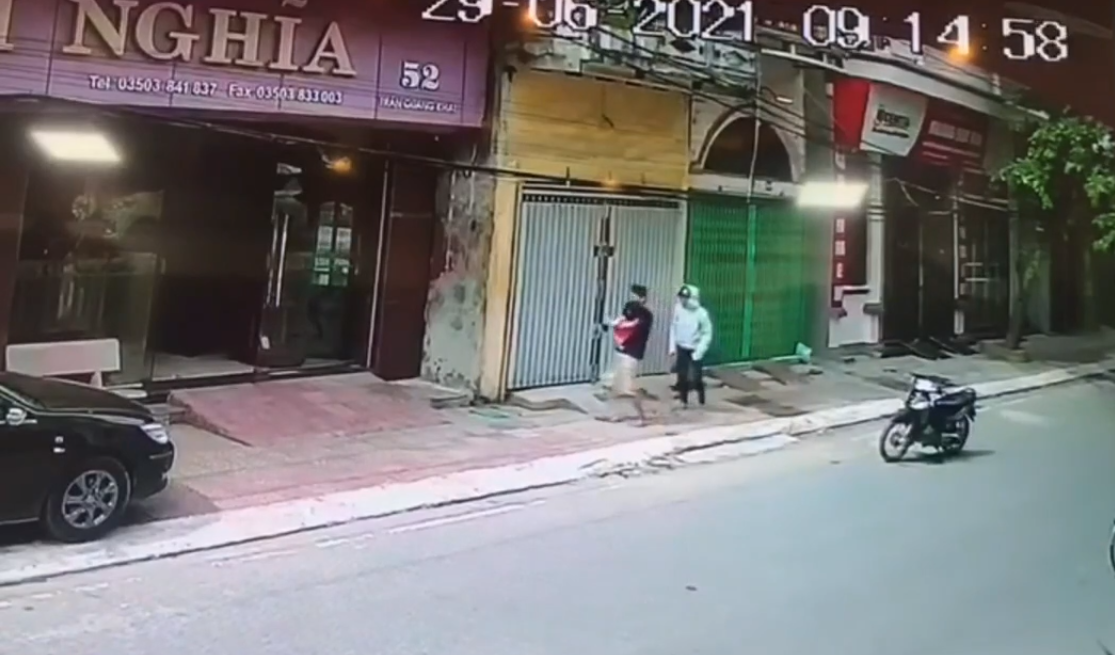 Theo người chia sẻ clip, thời điểm xảy ra sự việc, cháu bé ngủ trên lầu 1 mình.