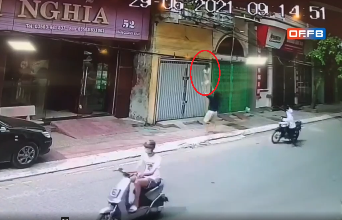 Khi không thể cố gắng thêm được nữa, bé gái buông tay và rơi xuống đất, may mắn được thanh niên bên dưới chụp trúng.