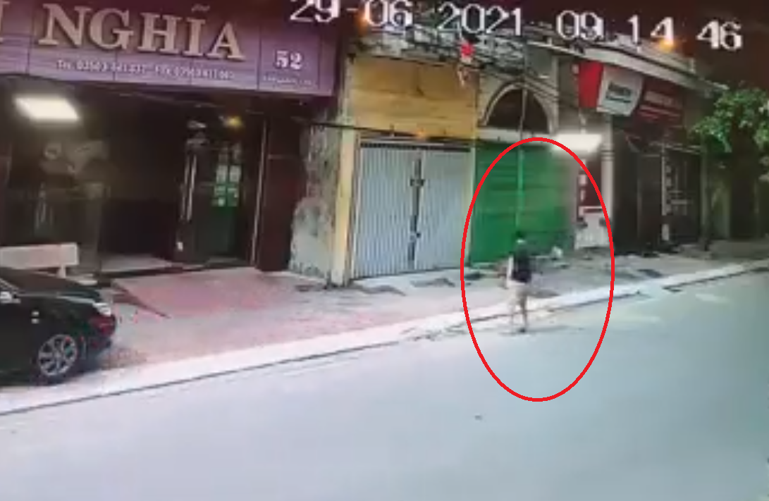 Bất ngờ, một bé gái trèo qua ban công ngôi nhà, do bước hụt chân nên bé lở lửng, hai tay bám chặt vào thành ban công.