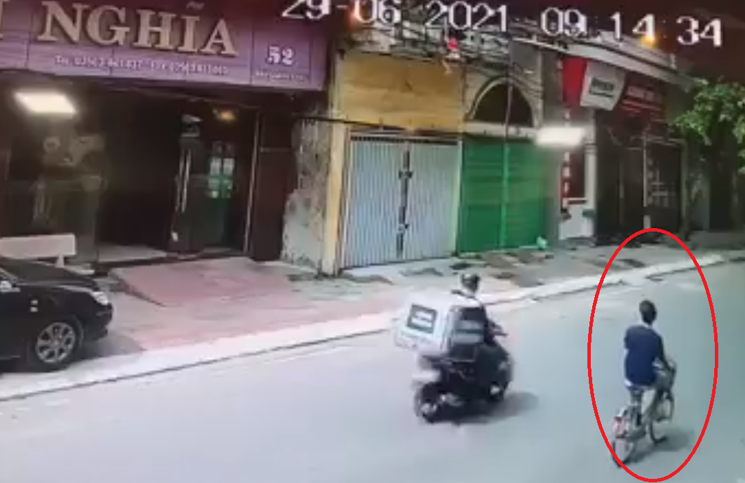 Cụ thể, sự việc xảy ra vào khoảng 9h14 ngày 29/6, camera cho thấy cửa của ngôi nhà được đóng kín, phía trước mặt đường vắng người qua lại.