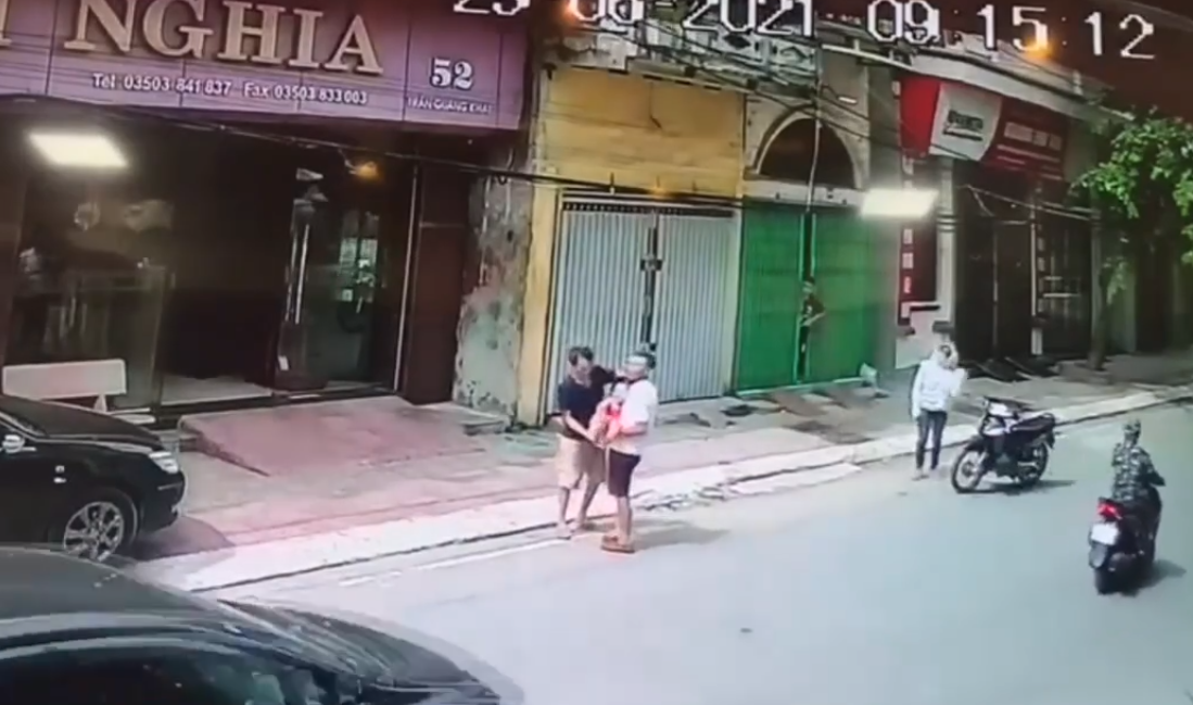 Được biết, đoạn clip bé gái trèo qua ban công được camera an ninh của nhà bên đường ghi lại vào khoảng 9h14' sáng ngày hôm nay (29/6) trên đường Trần Quang Khải (Tp. Nam Định).